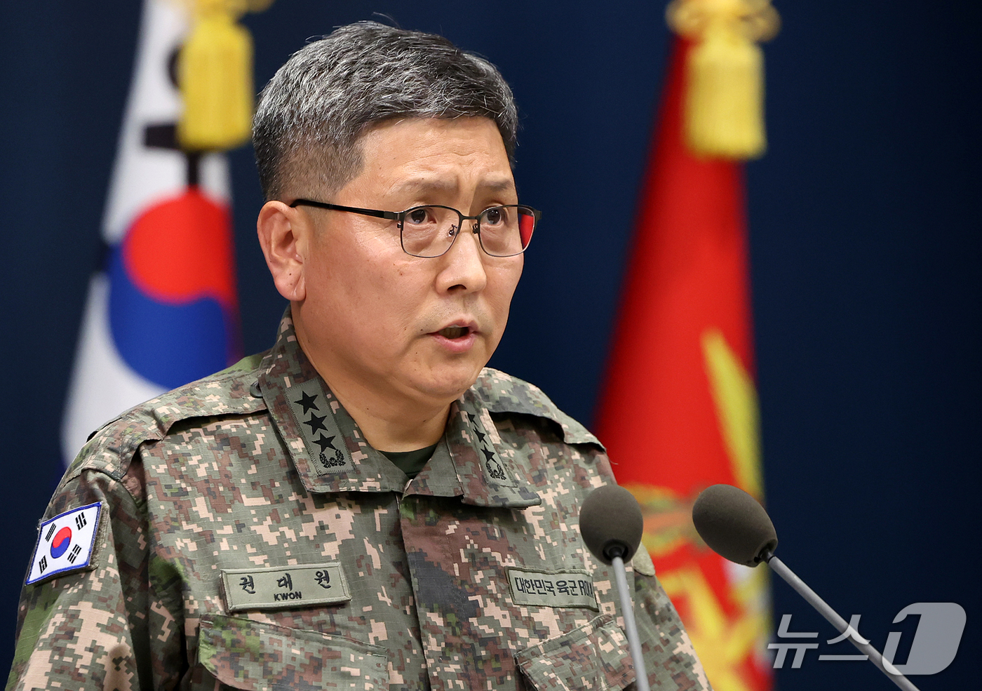 (서울=뉴스1) 김진환 기자 = 권대원 합동참모본부 차장이 28일 서울 용산구 국방부 브리핑실에서 DMZ 지뢰 추정 폭발 상황 관련 중간 조사 브리핑을 하고 있다. 2026.9.2 …