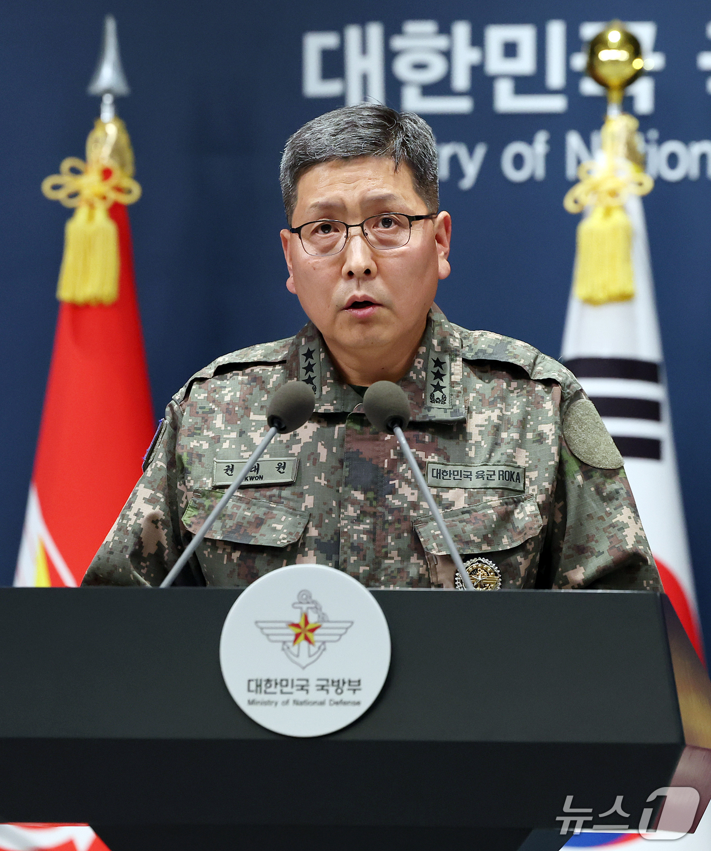 (서울=뉴스1) 김진환 기자 = 권대원 합동참모본부 차장이 28일 서울 용산구 국방부 브리핑실에서 DMZ 지뢰 추정 폭발 상황 관련 중간 조사 브리핑을 하고 있다. 2026.9.2 …