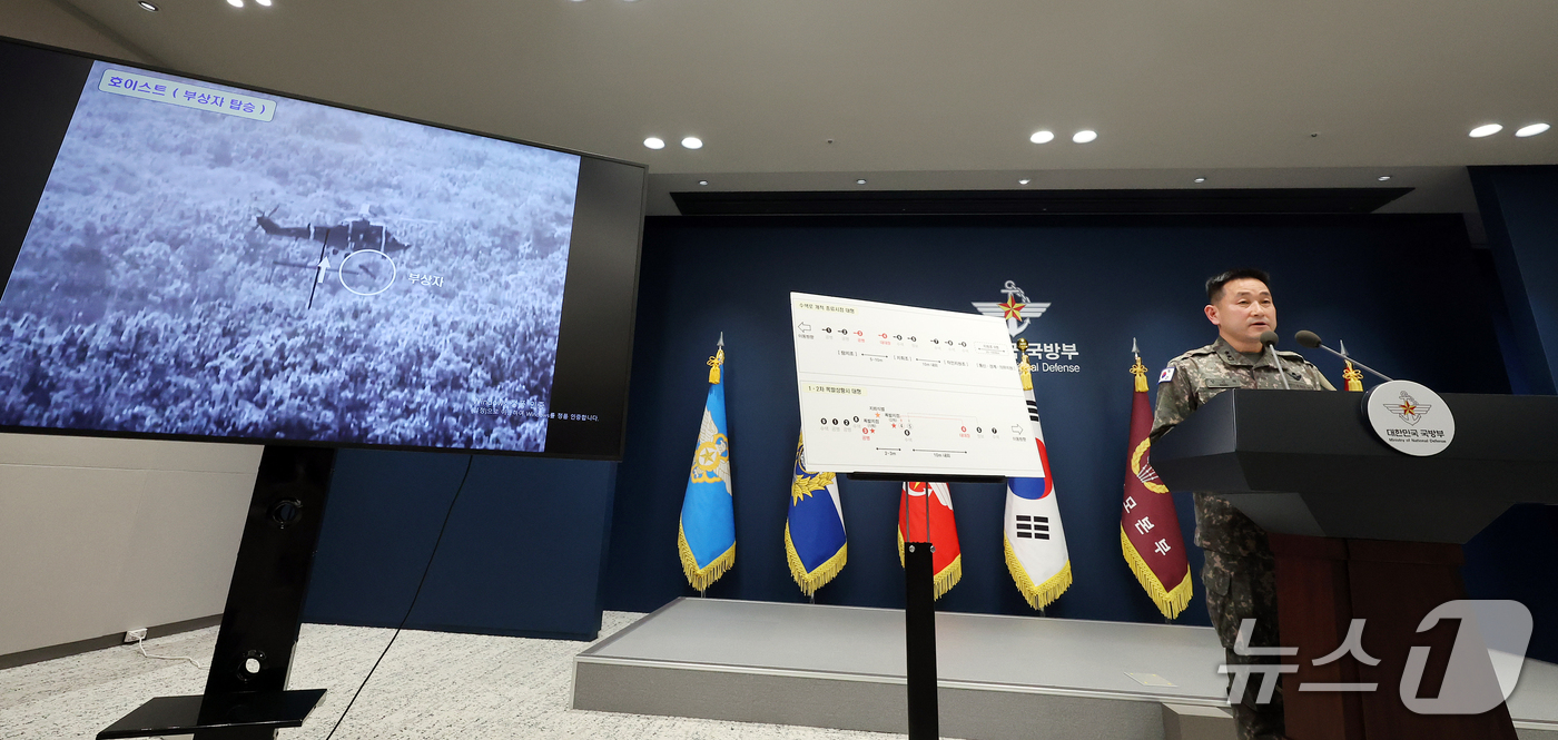 (서울=뉴스1) 김진환 기자 = 양진혁 합동참모본부 작전부장이 28일 서울 용산구 국방부 브리핑실에서 DMZ 지뢰 추정 폭발 상황 관련 중간 조사 브리핑을 하고 있다. 2026.9 …