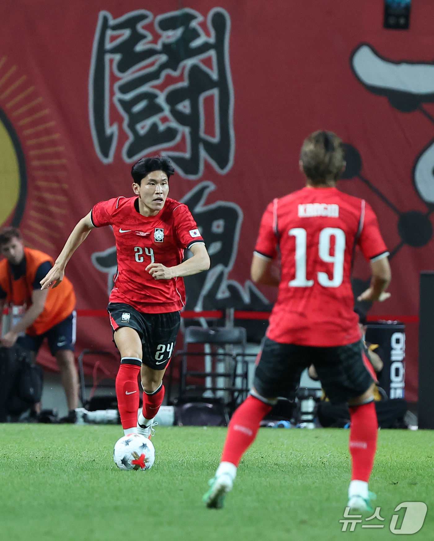 (서울=뉴스1) 김성진 기자 = 28일 서울 마포구 서울월드컵경기장에서 열린 축구 국가대표팀 평가전 대한민국과 우루과이의 경기, 대한민국 김봉수가 공격을 전개하고 있다. 2026. …