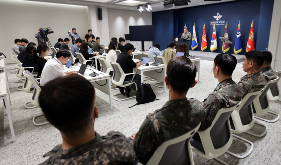 국방부, DMZ 지뢰 추정 폭발 상황 관련 브리핑
