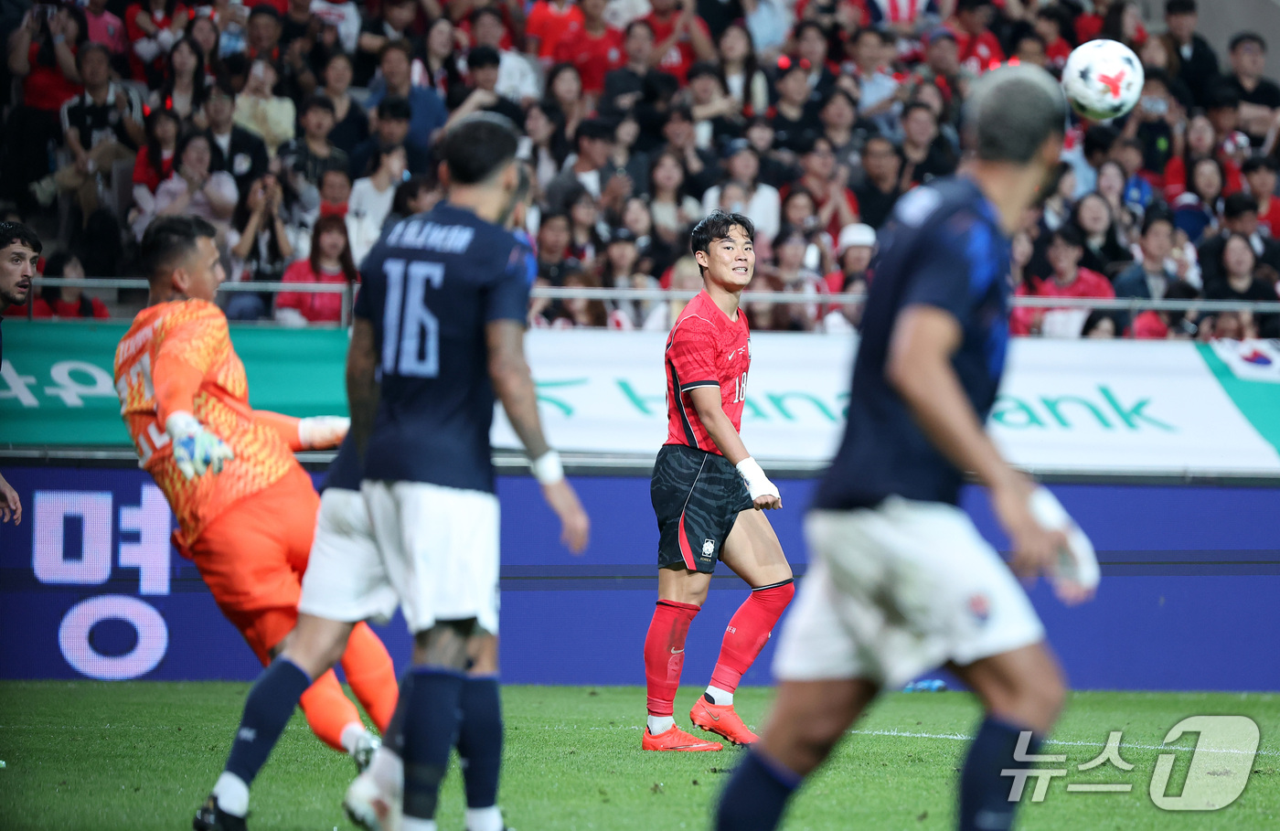 (서울=뉴스1) 김성진 기자 = 28일 서울 마포구 서울월드컵경기장에서 열린 축구 국가대표팀 평가전 대한민국과 우루과이의 경기, 대한민국 오현규가 득점 기회를 놓친 후 아쉬워하고 …