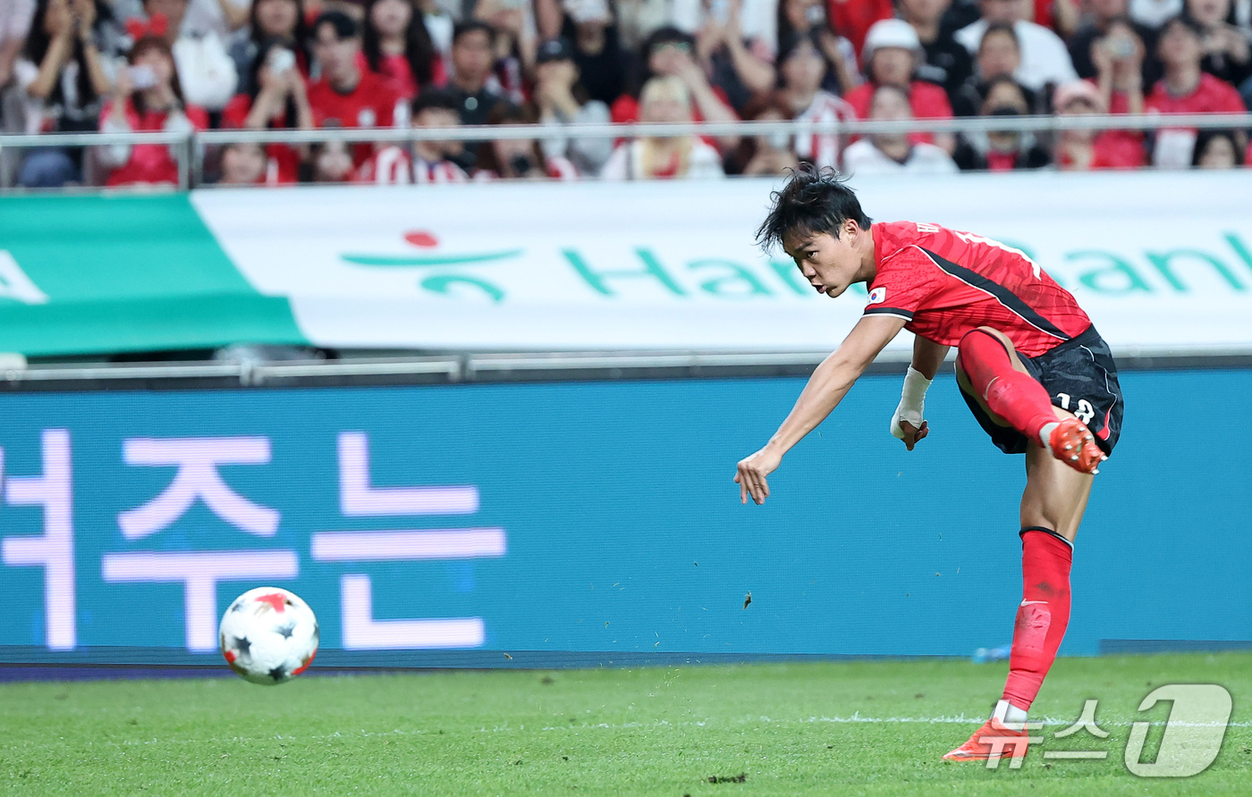 (서울=뉴스1) 김성진 기자 = 28일 서울 마포구 서울월드컵경기장에서 열린 축구 국가대표팀 평가전 대한민국과 우루과이의 경기, 대한민국 오현규가 슈팅을 때리고 있다. 2026.9 …