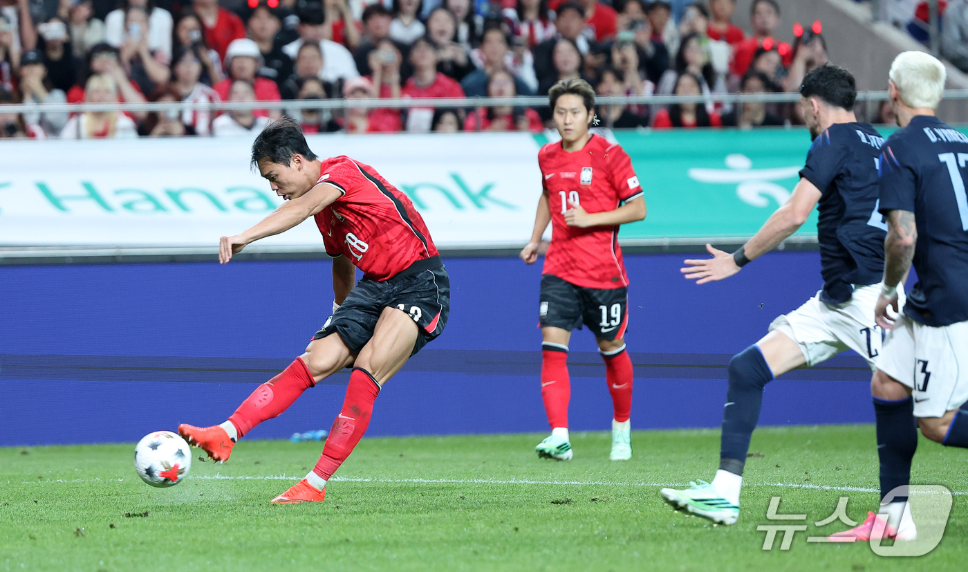 (서울=뉴스1) 김성진 기자 = 28일 서울 마포구 서울월드컵경기장에서 열린 축구 국가대표팀 평가전 대한민국과 우루과이의 경기, 대한민국 오현규가 슈팅을 때리고 있다. 2026.9 …