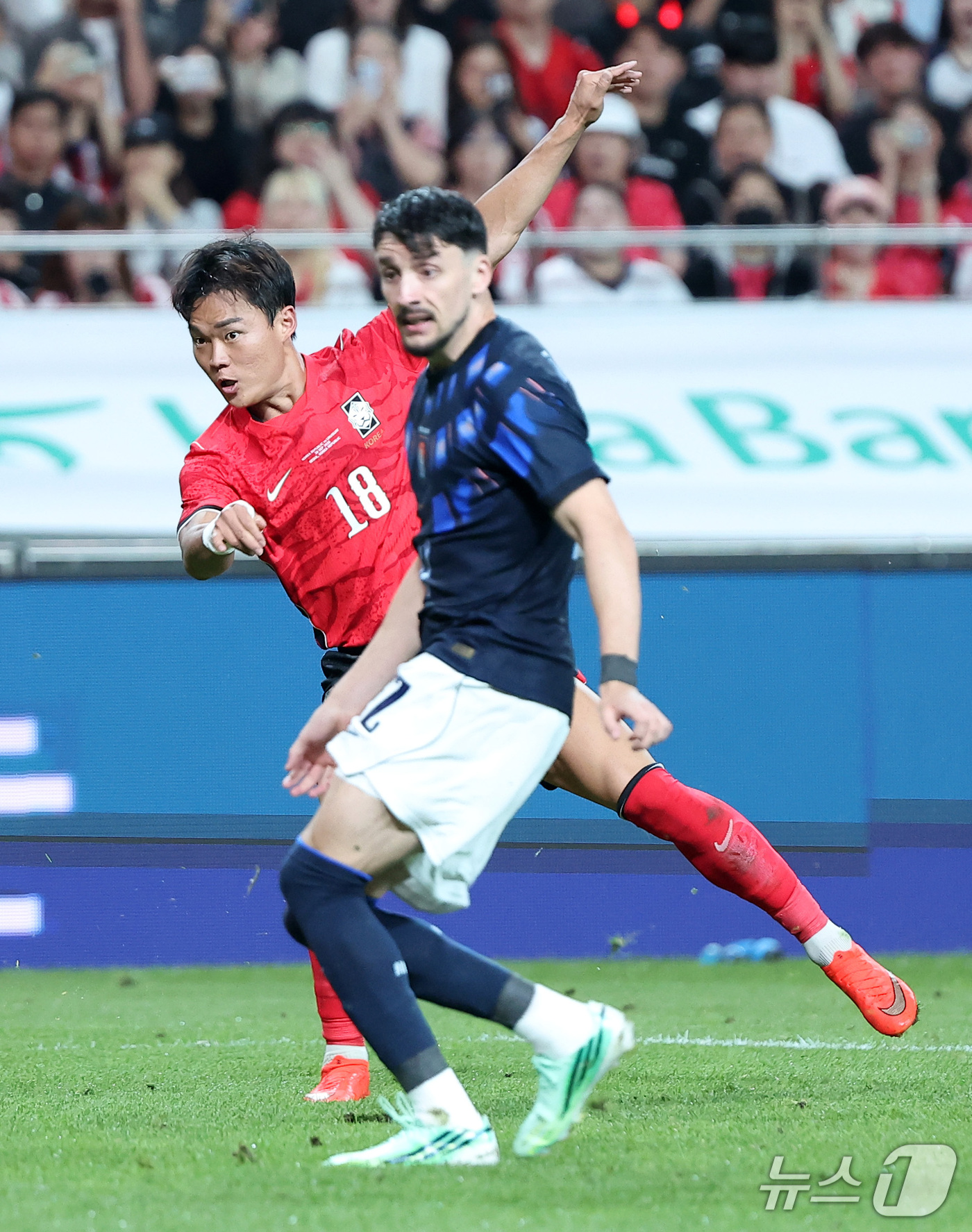 (서울=뉴스1) 김성진 기자 = 28일 서울 마포구 서울월드컵경기장에서 열린 축구 국가대표팀 평가전 대한민국과 우루과이의 경기, 대한민국 오현규가 슛을 때리고 있다. 2026.9. …