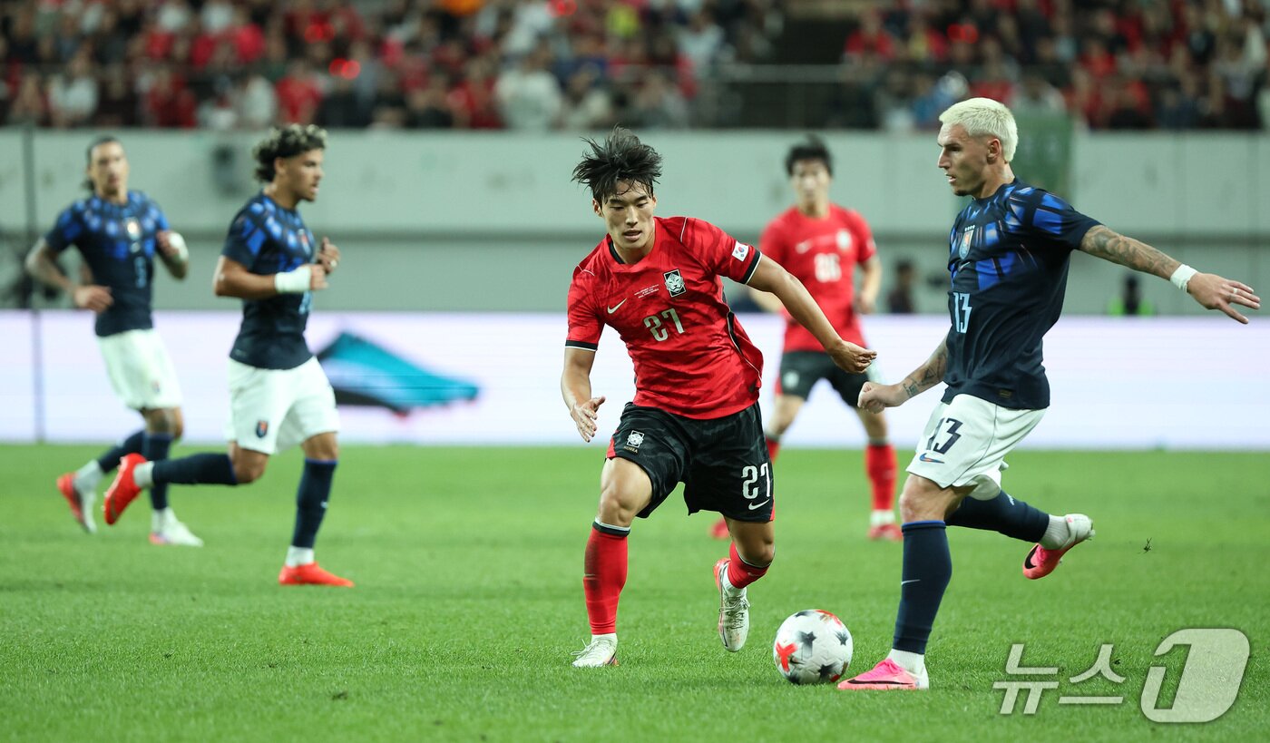 본문 이미지 - 28일 서울 마포구 서울월드컵경기장에서 열린 축구 국가대표팀 평가전 대한민국과 우루과이의 경기, 대한민국 김민수가 수비를 하고 있다. 2026.9.28 ⓒ 뉴스1 김성진 기자