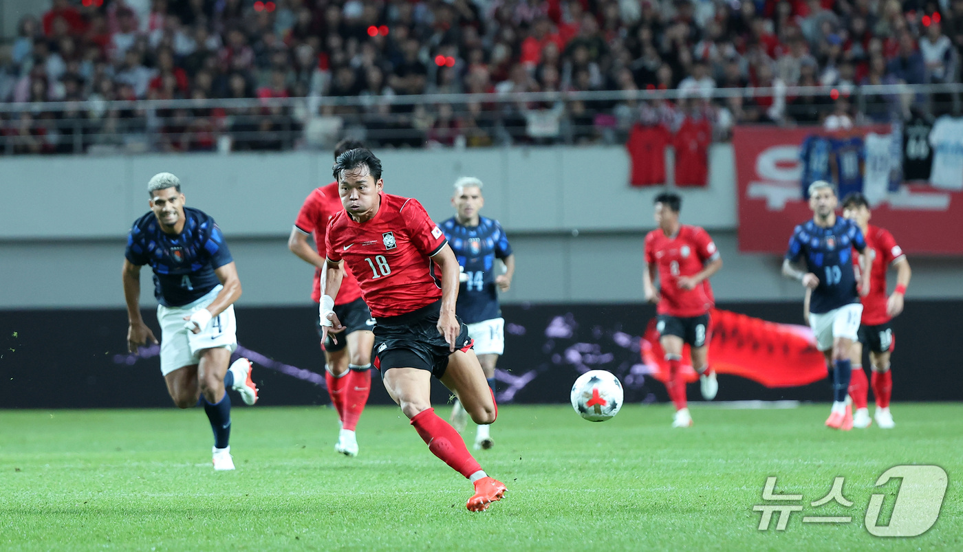 (서울=뉴스1) 김성진 기자 = 28일 서울 마포구 서울월드컵경기장에서 열린 축구 국가대표팀 평가전 대한민국과 우루과이의 경기, 대한민국 오현규가 돌파하고 있다. 2026.9.28 …