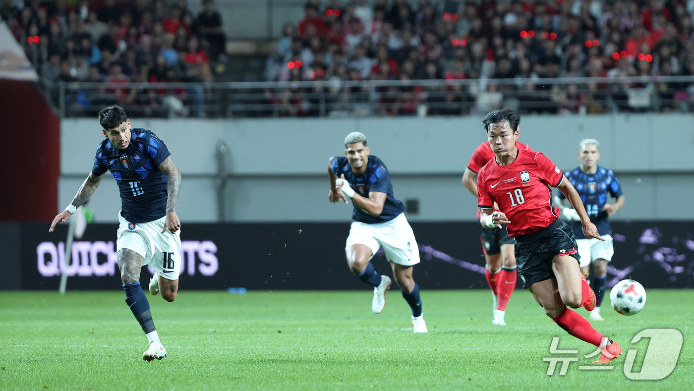 (서울=뉴스1) 김성진 기자 = 28일 서울 마포구 서울월드컵경기장에서 열린 축구 국가대표팀 평가전 대한민국과 우루과이의 경기, 대한민국 오현규가 돌파하고 있다. 2026.9.28 …