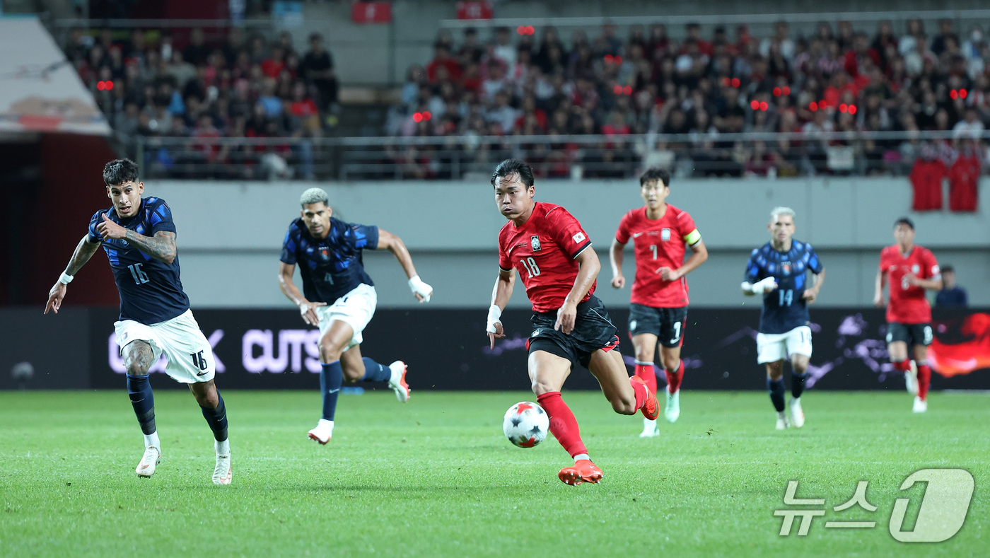 (서울=뉴스1) 김성진 기자 = 28일 서울 마포구 서울월드컵경기장에서 열린 축구 국가대표팀 평가전 대한민국과 우루과이의 경기, 대한민국 오현규가 돌파하고 있다. 2026.9.28 …