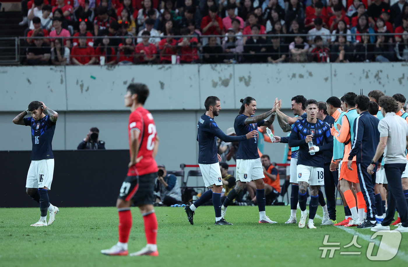(서울=뉴스1) 김성진 기자 = 28일 서울 마포구 서울월드컵경기장에서 열린 축구 국가대표팀 평가전 대한민국과 우루과이의 경기, 우루과이 다르윈 누녜스가 추가골을 터뜨린 후 팀 동 …