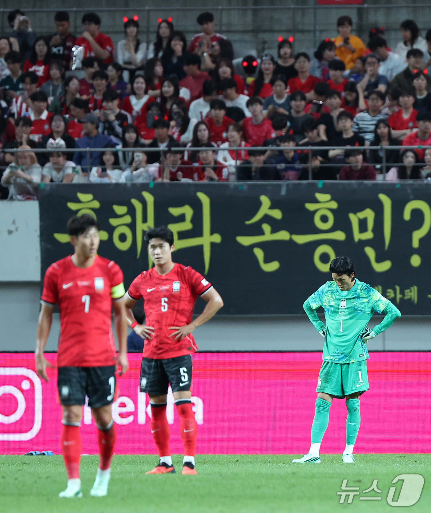 (서울=뉴스1) 김성진 기자 = 28일 서울 마포구 서울월드컵경기장에서 열린 축구 국가대표팀 평가전 대한민국과 우루과이의 경기, 대한민국 김승규가 우루과이 다르윈 누녜스에게 추가골 …