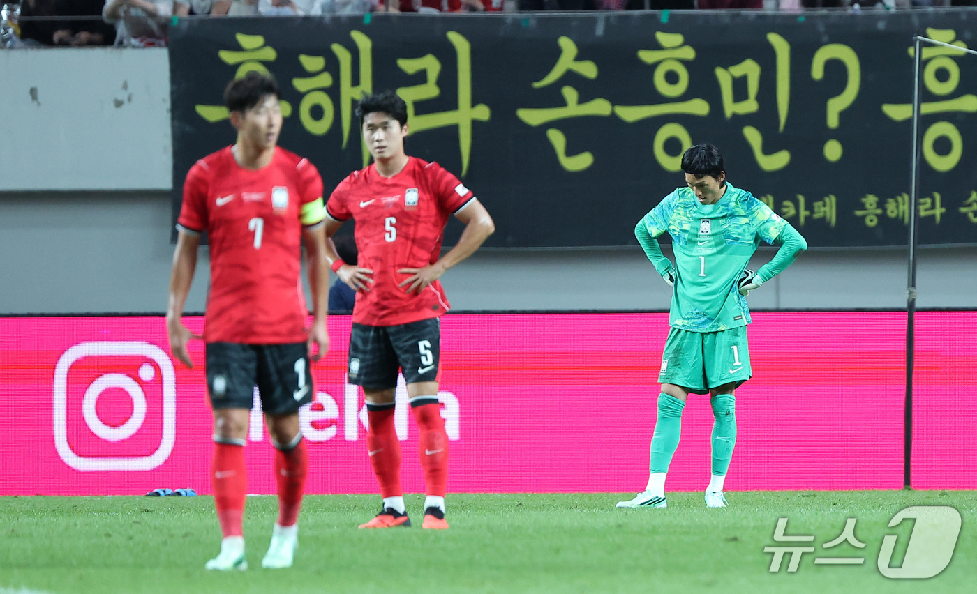 (서울=뉴스1) 김성진 기자 = 28일 서울 마포구 서울월드컵경기장에서 열린 축구 국가대표팀 평가전 대한민국과 우루과이의 경기, 대한민국 김승규가 우루과이 다르윈 누녜스에게 추가골 …