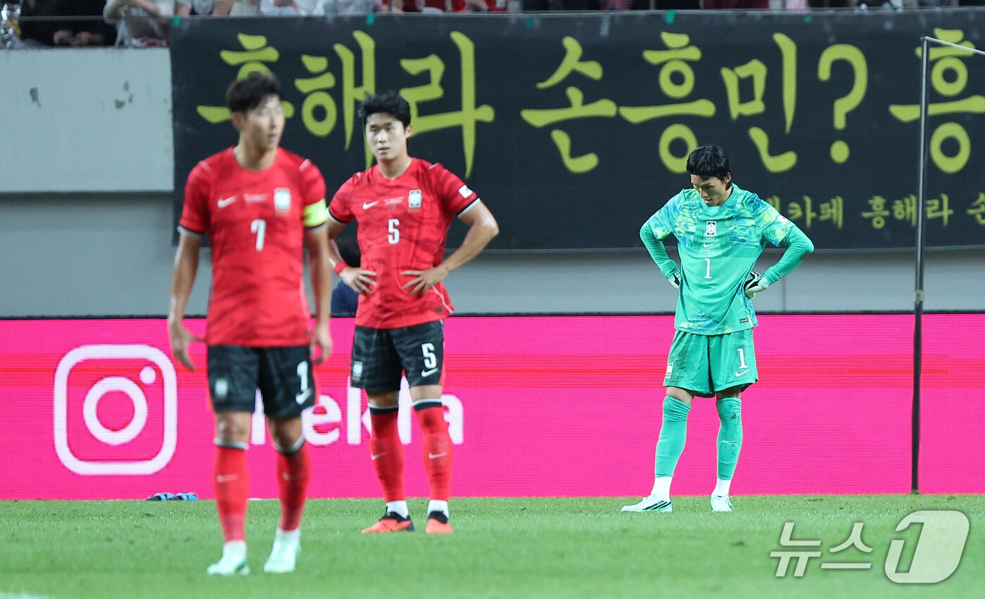 본문 이미지 - 28일 서울 마포구 서울월드컵경기장에서 열린 축구 국가대표팀 평가전 대한민국과 우루과이의 경기, 대한민국 김승규가 우루과이 다르윈 누녜스에게 추가골을 허용한 후 아쉬워하고 있다. 2026.9.28 ⓒ 뉴스1 김성진 기자