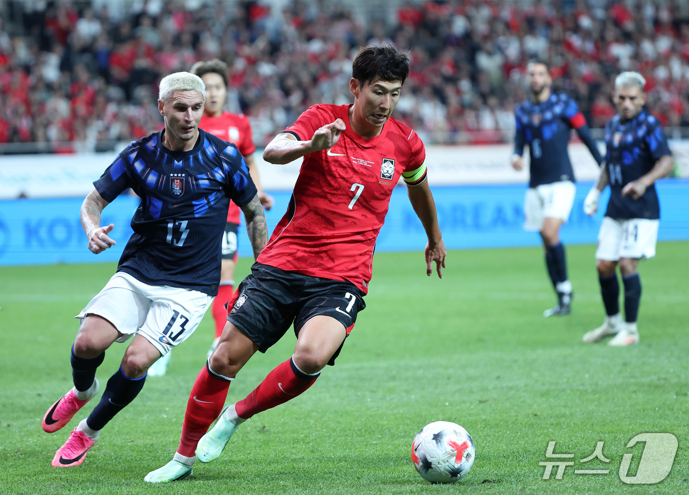 (서울=뉴스1) 김성진 기자 = 28일 서울 마포구 서울월드컵경기장에서 열린 축구 국가대표팀 평가전 대한민국과 우루과이의 경기, 대한민국 손흥민이 돌파하고 있다. 2026.9.28 …