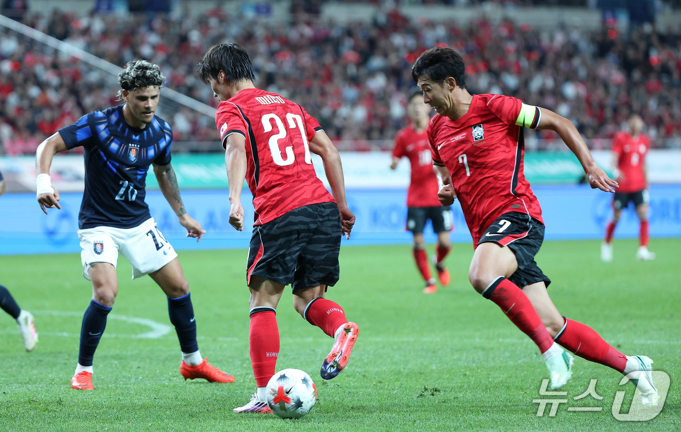 (서울=뉴스1) 김성진 기자 = 28일 서울 마포구 서울월드컵경기장에서 열린 축구 국가대표팀 평가전 대한민국과 우루과이의 경기, 대한민국 김민수가 손흥민에게 힐패스를 하고 있다. …