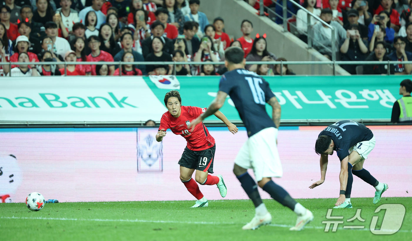 (서울=뉴스1) 김성진 기자 = 28일 서울 마포구 서울월드컵경기장에서 열린 축구 국가대표팀 평가전 대한민국과 우루과이의 경기, 대한민국 이강인이 돌파하고 있다. 2026.9.28 …