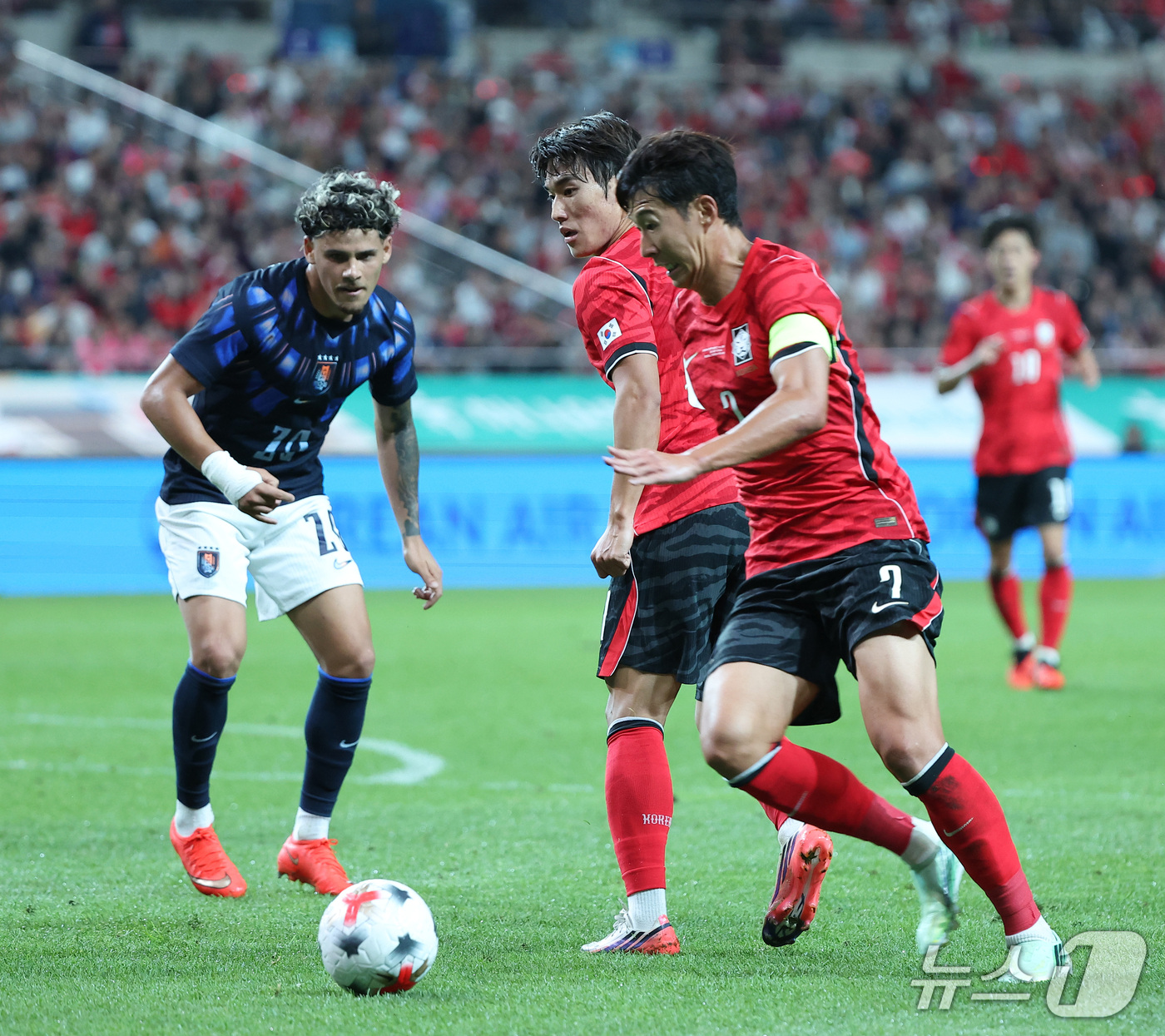 (서울=뉴스1) 김성진 기자 = 28일 서울 마포구 서울월드컵경기장에서 열린 축구 국가대표팀 평가전 대한민국과 우루과이의 경기, 대한민국 김민수가 손흥민에게 힐패스를 하고 있다. …