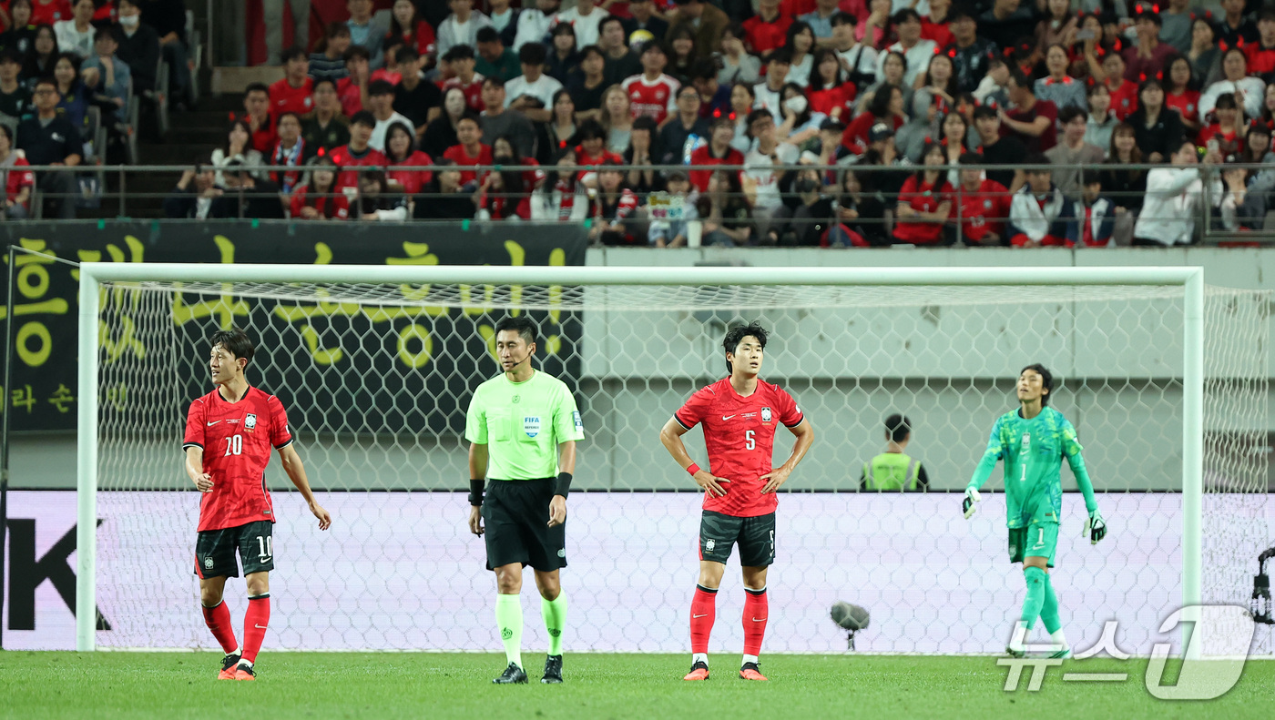 (서울=뉴스1) 김성진 기자 = 28일 서울 마포구 서울월드컵경기장에서 열린 축구 국가대표팀 평가전 대한민국과 우루과이의 경기, 대한민국 선수들이 우루과이 다르윈 누녜스에게 추가골 …