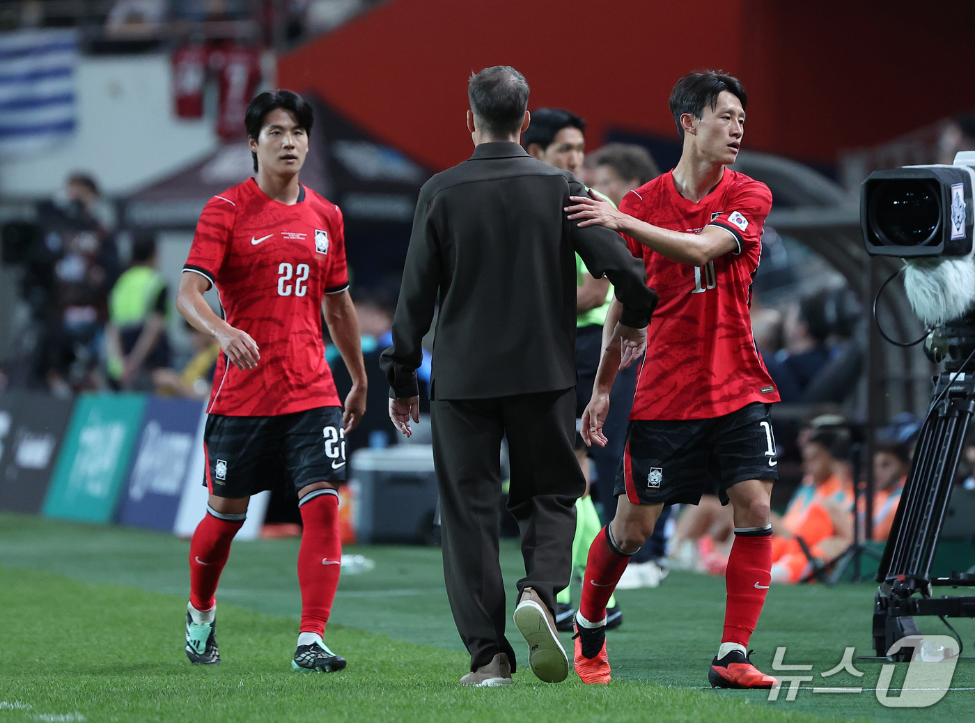 (서울=뉴스1) 김성진 기자 = 28일 서울 마포구 서울월드컵경기장에서 열린 축구 국가대표팀 평가전 대한민국과 우루과이의 경기, 대한민국 로베르트 모레노 감독이 교체 아웃되는 이재 …