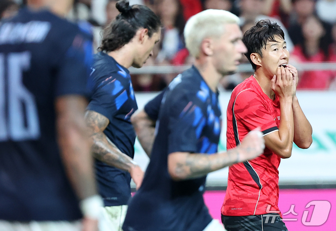 (서울=뉴스1) 김성진 기자 = 28일 서울 마포구 서울월드컵경기장에서 열린 축구 국가대표팀 평가전 대한민국과 우루과이의 경기, 대한민국 손흥민이 득점 기회를 놓친 후 아쉬워하고 …