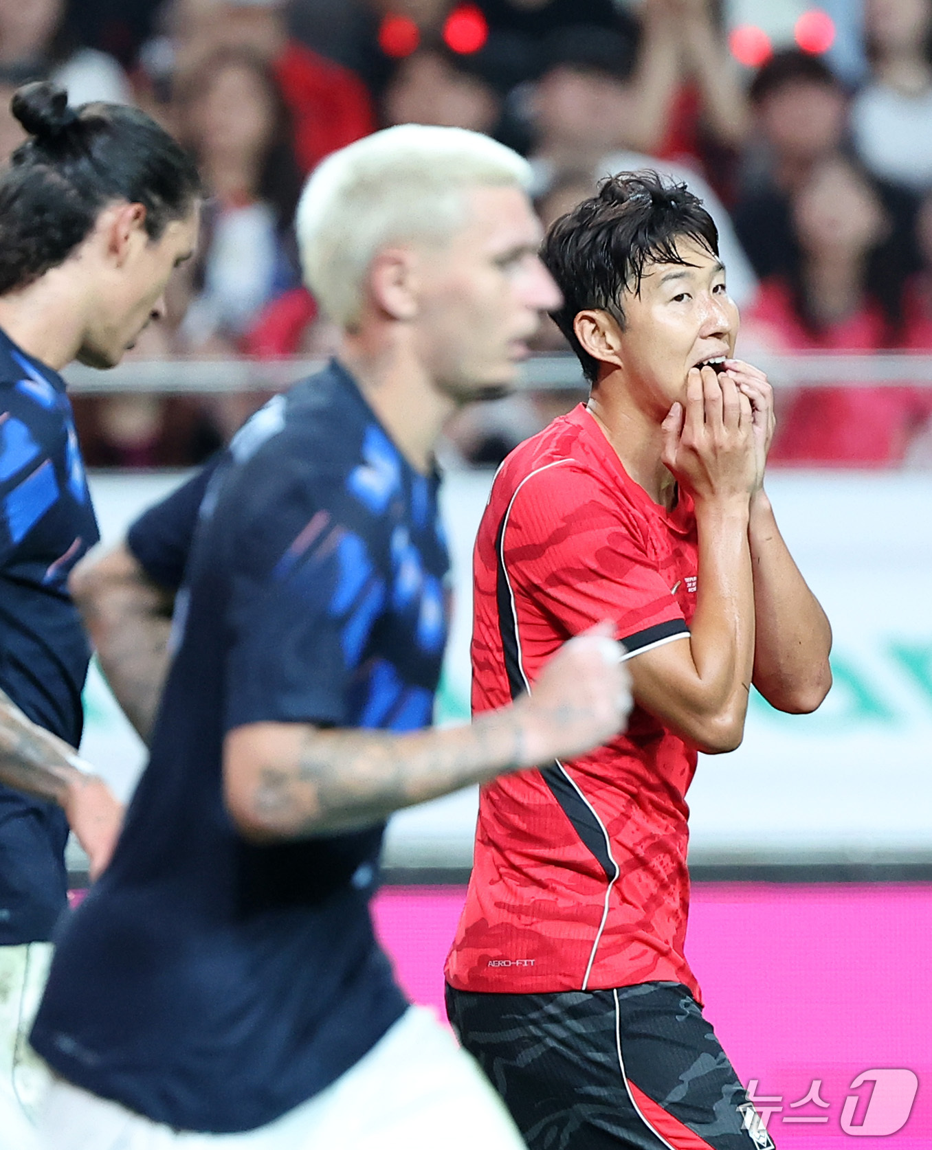 (서울=뉴스1) 김성진 기자 = 28일 서울 마포구 서울월드컵경기장에서 열린 축구 국가대표팀 평가전 대한민국과 우루과이의 경기, 대한민국 손흥민이 득점 기회를 놓친 후 아쉬워하고 …