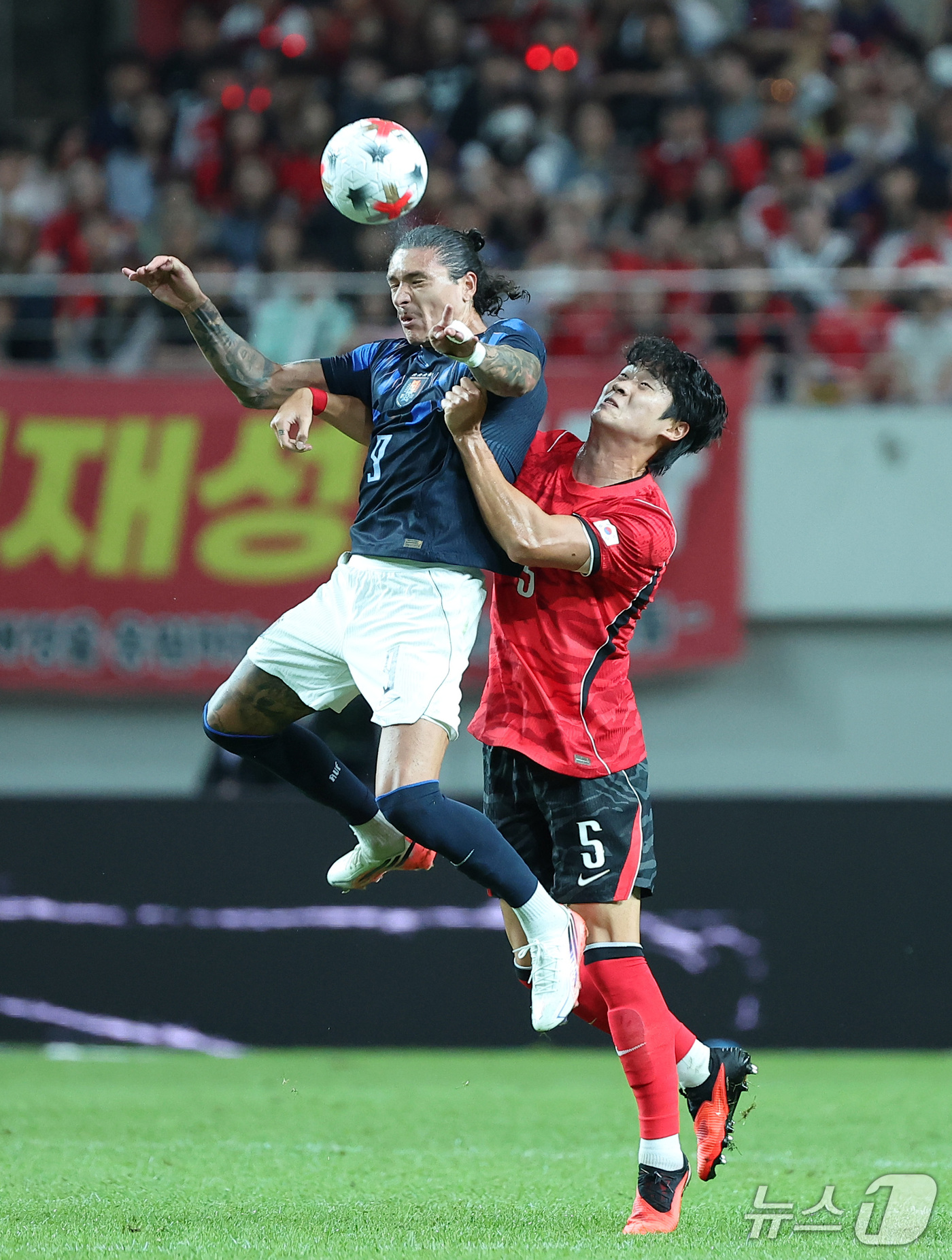 (서울=뉴스1) 김성진 기자 = 28일 서울 마포구 서울월드컵경기장에서 열린 축구 국가대표팀 평가전 대한민국과 우루과이의 경기, 대한민국 김태현이 우루과이 다르윈 누녜스와 볼경합을 …