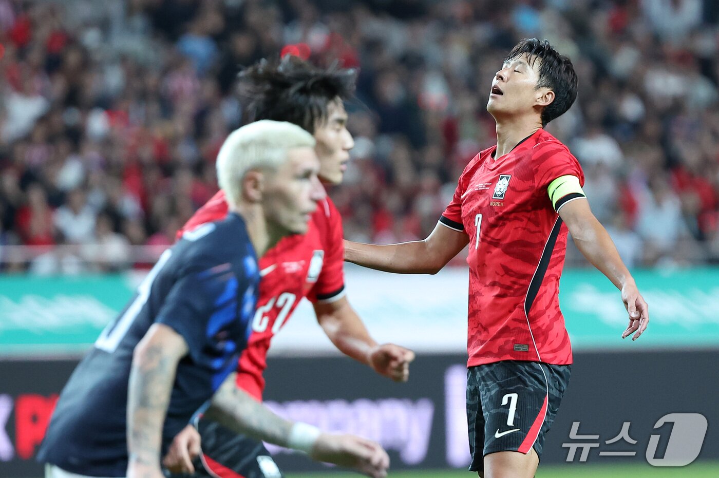 본문 이미지 - 28일 서울 마포구 서울월드컵경기장에서 열린 축구 국가대표팀 평가전 대한민국과 우루과이의 경기, 대한민국 손흥민이 득점 기회를 놓친 후 아쉬워하고 있다. 2026.9.28 ⓒ 뉴스1 김성진 기자