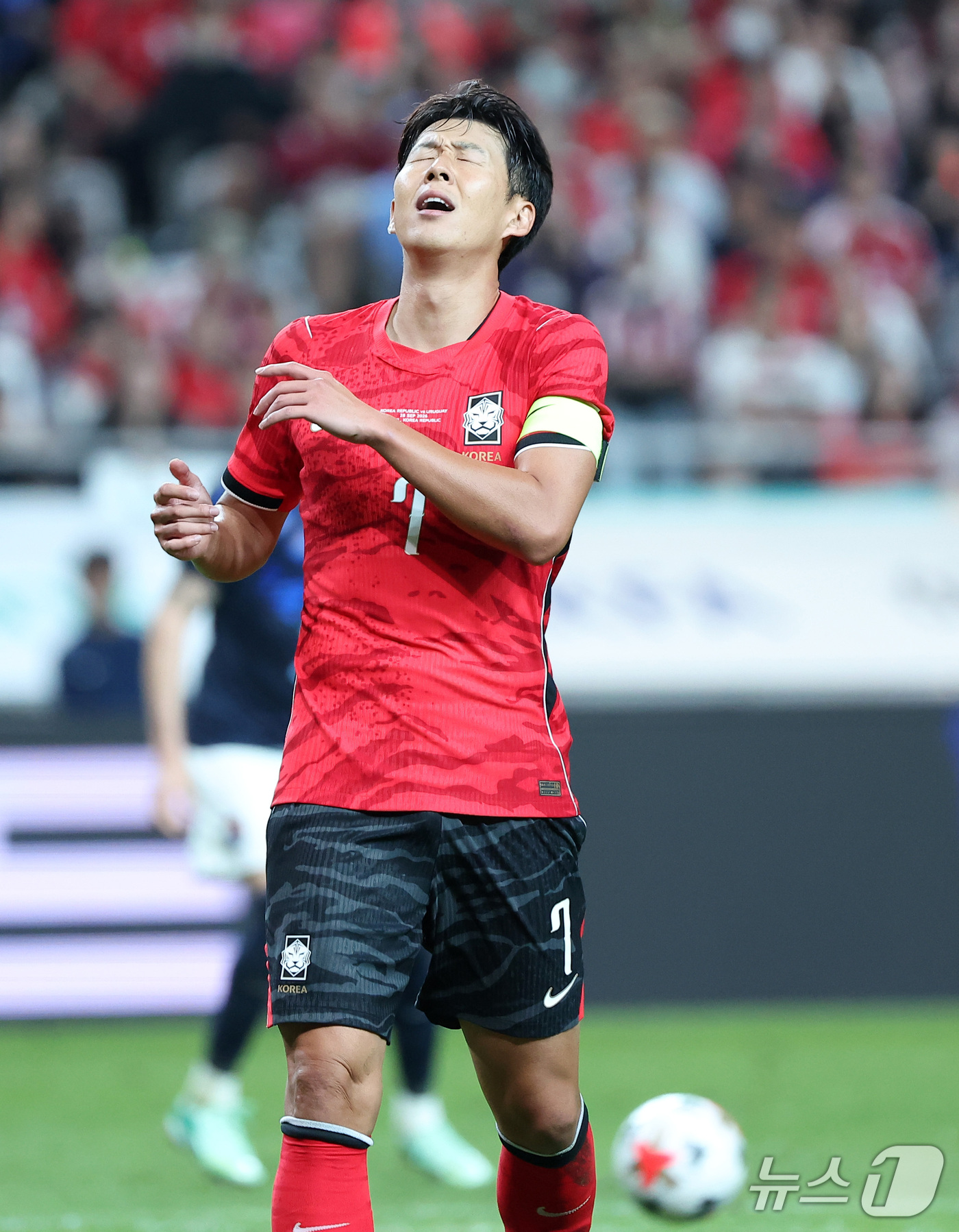 (서울=뉴스1) 김성진 기자 = 28일 서울 마포구 서울월드컵경기장에서 열린 축구 국가대표팀 평가전 대한민국과 우루과이의 경기, 대한민국 손흥민이 득점 기회를 놓친 후 아쉬워하고 …