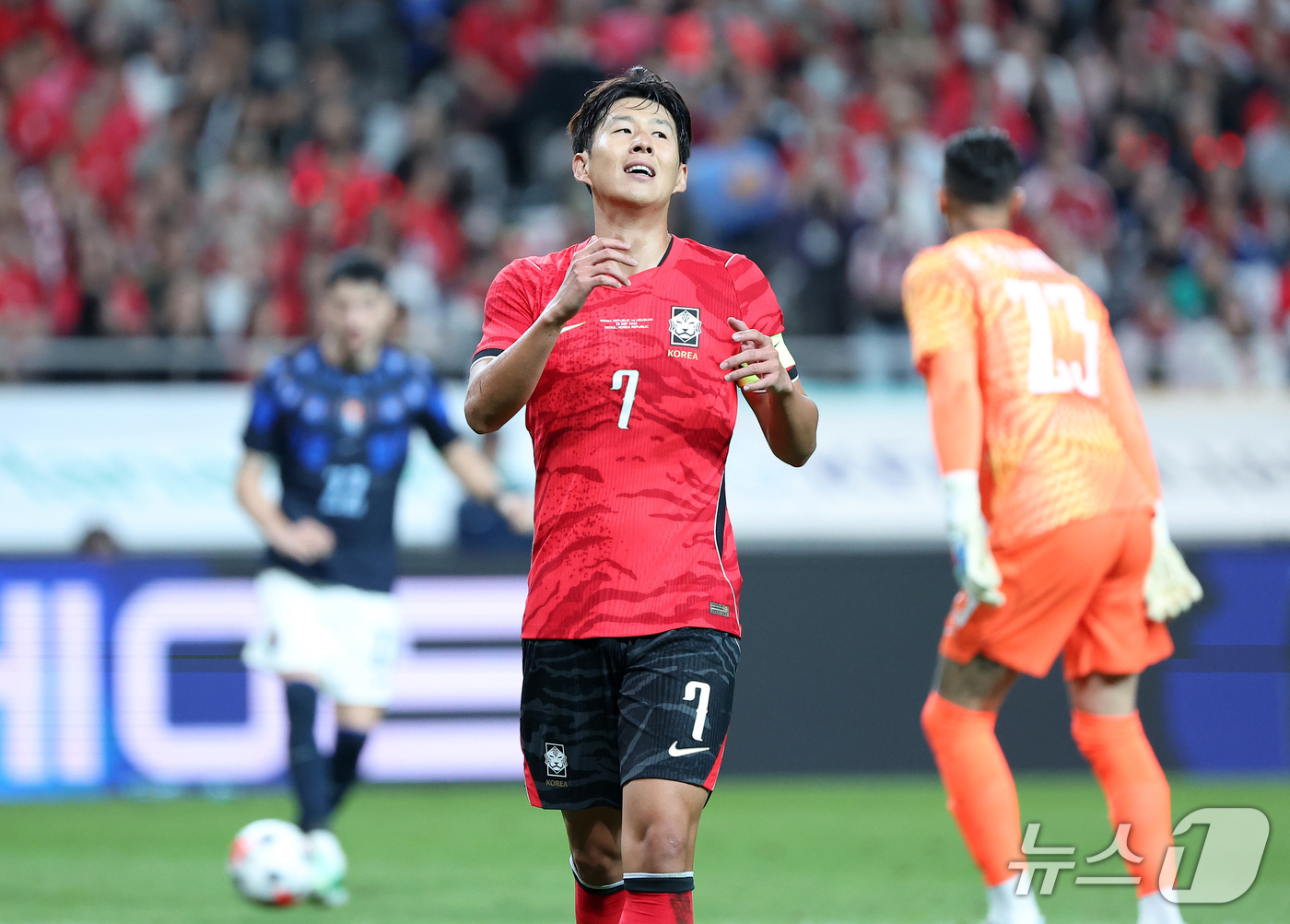 (서울=뉴스1) 김성진 기자 = 28일 서울 마포구 서울월드컵경기장에서 열린 축구 국가대표팀 평가전 대한민국과 우루과이의 경기, 대한민국 손흥민이 득점 기회를 놓친 후 아쉬워하고 …