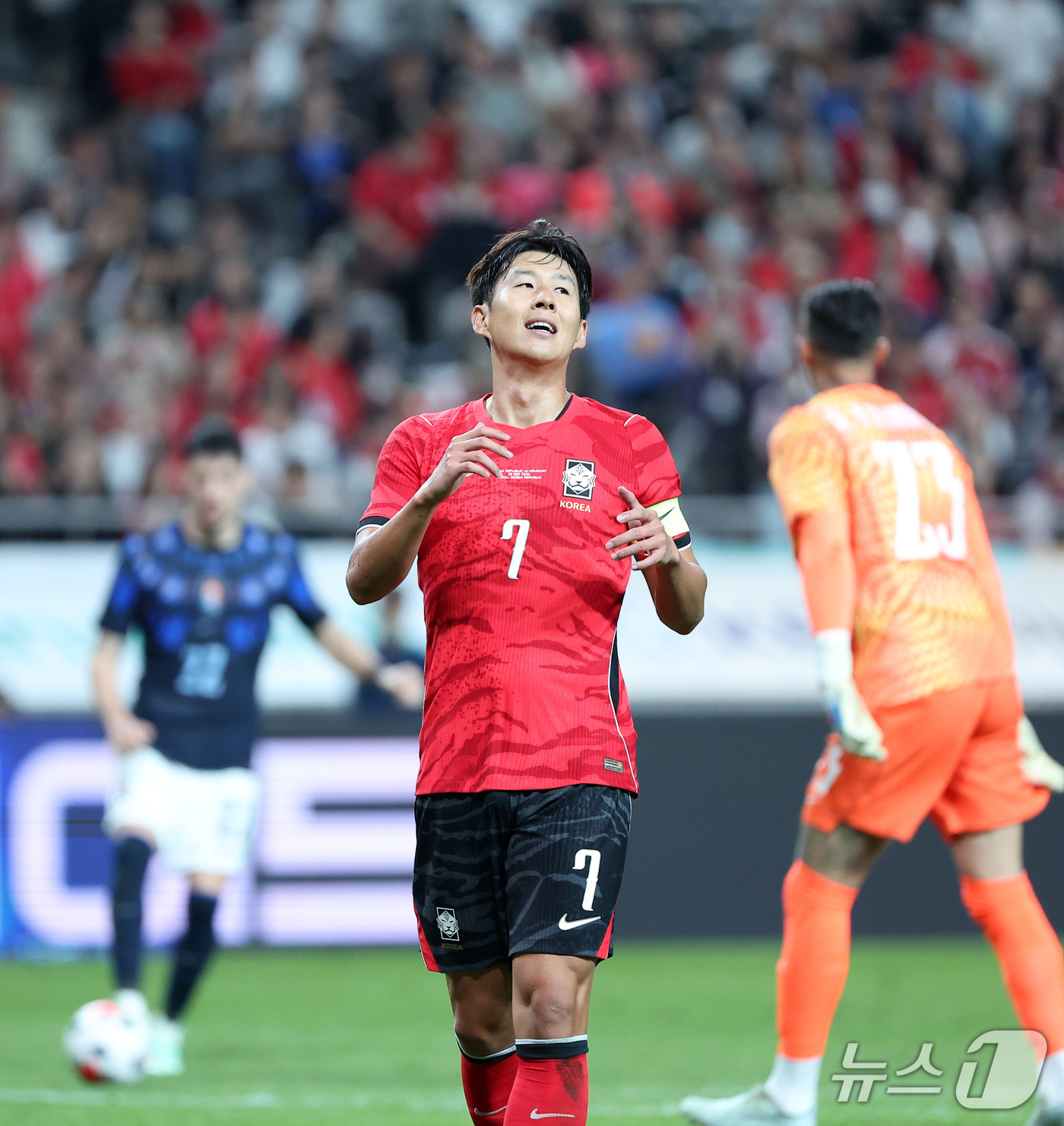 (서울=뉴스1) 김성진 기자 = 28일 서울 마포구 서울월드컵경기장에서 열린 축구 국가대표팀 평가전 대한민국과 우루과이의 경기, 대한민국 손흥민이 득점 기회를 놓친 후 아쉬워하고 …