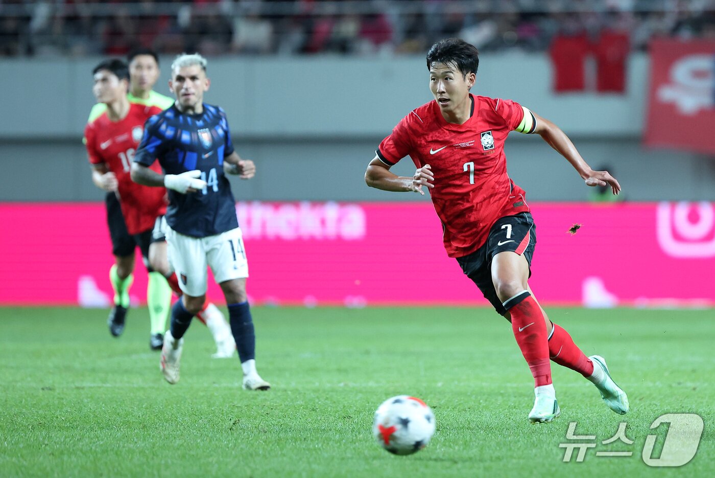 본문 이미지 - 28일 서울 마포구 서울월드컵경기장에서 열린 축구 국가대표팀 평가전 대한민국과 우루과이의 경기, 대한민국 손흥민이 돌파하고 있다. 2026.9.28 ⓒ 뉴스1 김성진 기자