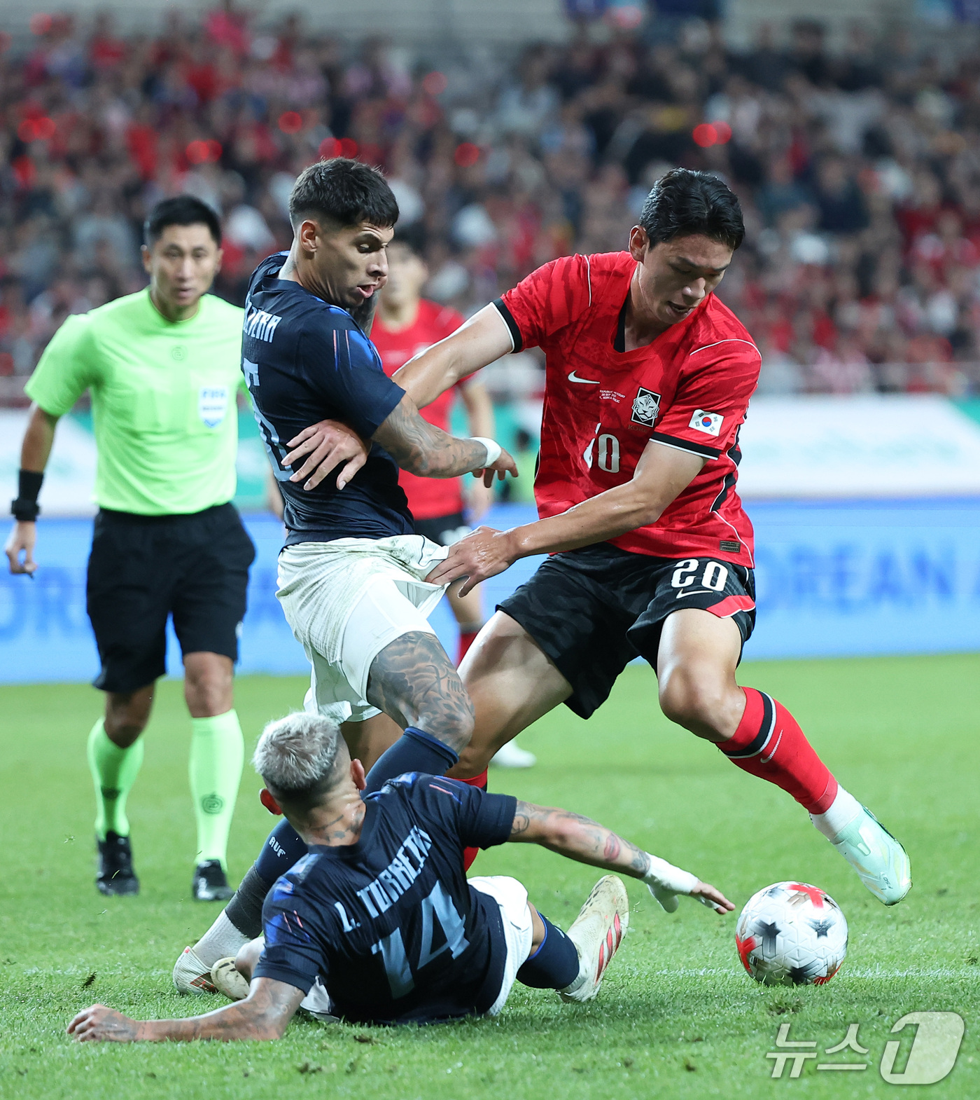 (서울=뉴스1) 김성진 기자 = 28일 서울 마포구 서울월드컵경기장에서 열린 축구 국가대표팀 평가전 대한민국과 우루과이의 경기, 대한민국 오세훈이 돌파하고 있다. 2026.9.28 …