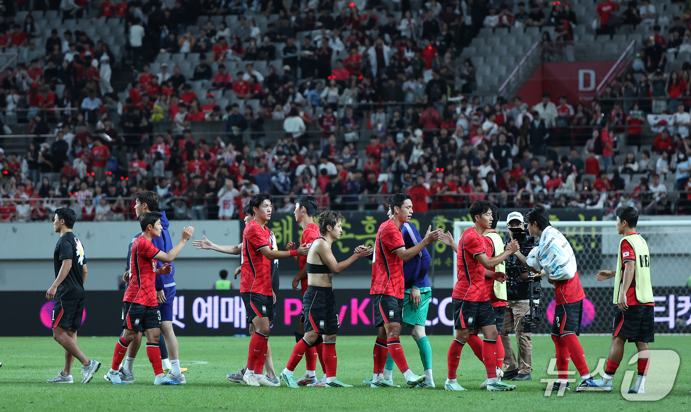 (서울=뉴스1) 김성진 기자 = 28일 서울 마포구 서울월드컵경기장에서 열린 축구 국가대표팀 평가전 대한민국과 우루과이의 경기에서 1-4로 패배한 대한민국 선수들이 서로를 격려하고 …