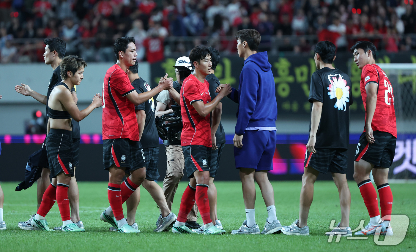 (서울=뉴스1) 김성진 기자 = 28일 서울 마포구 서울월드컵경기장에서 열린 축구 국가대표팀 평가전 대한민국과 우루과이의 경기에서 1-4로 패배한 대한민국 손흥민과 선수들이 서로를 …