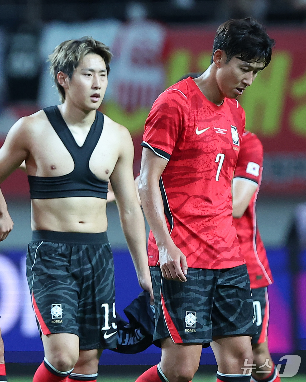 (서울=뉴스1) 김성진 기자 = 28일 서울 마포구 서울월드컵경기장에서 열린 축구 국가대표팀 평가전 대한민국과 우루과이의 경기에서 1-4로 패배한 대한민국 손흥민과 이강인이 아쉬워 …