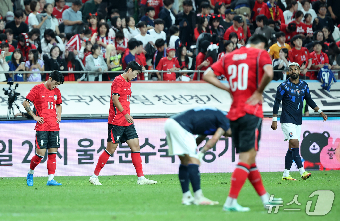 (서울=뉴스1) 김성진 기자 = 28일 서울 마포구 서울월드컵경기장에서 열린 축구 국가대표팀 평가전 대한민국과 우루과이의 경기에서 1-4로 패배한 대한민국 선수들이 아쉬워하고 있다 …