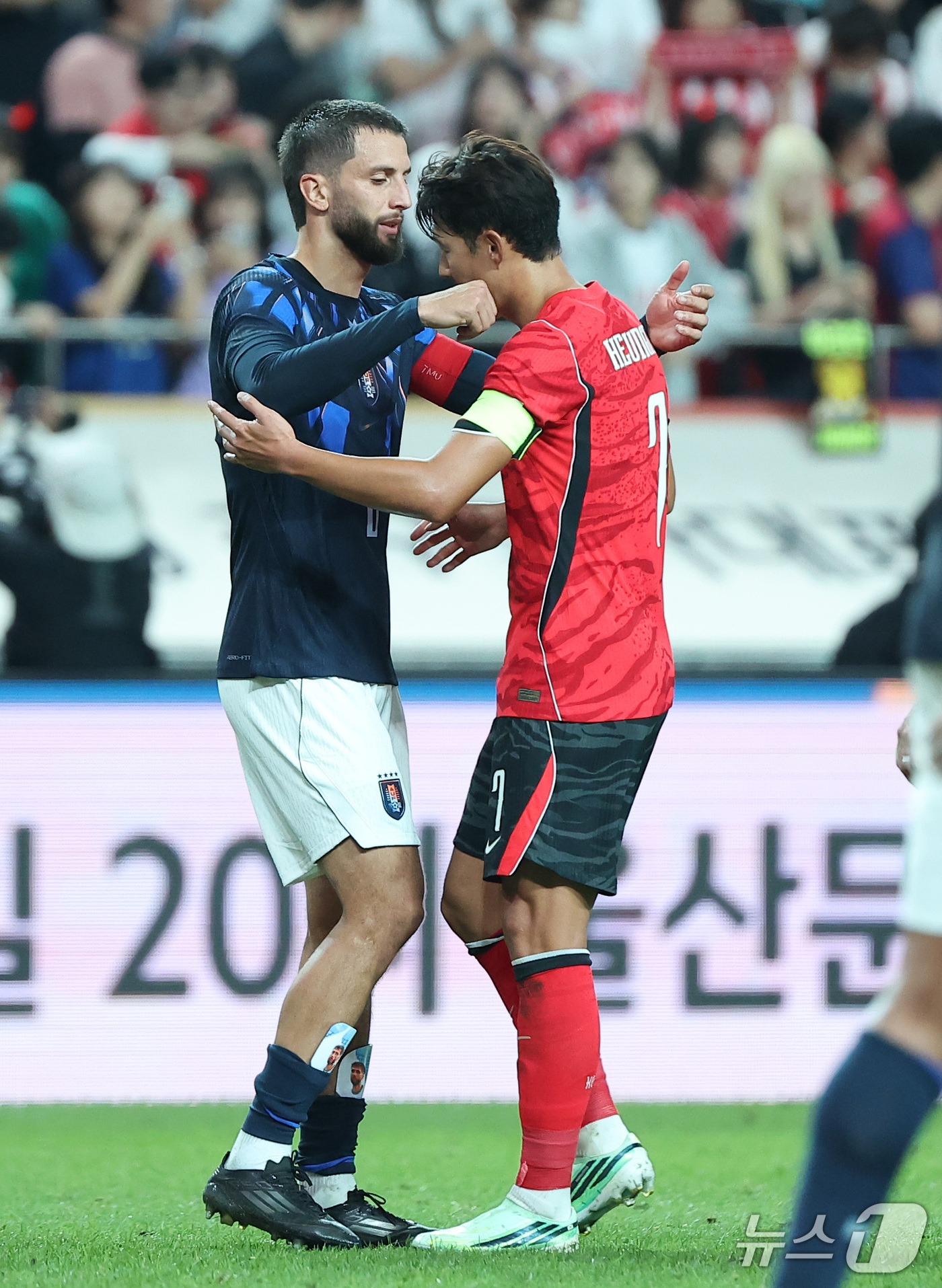 (서울=뉴스1) 김성진 기자 = 28일 서울 마포구 서울월드컵경기장에서 열린 축구 국가대표팀 평가전 대한민국과 우루과이의 경기에서 1-4로 패배한 대한민국 손흥민이 우루과이 로드리 …