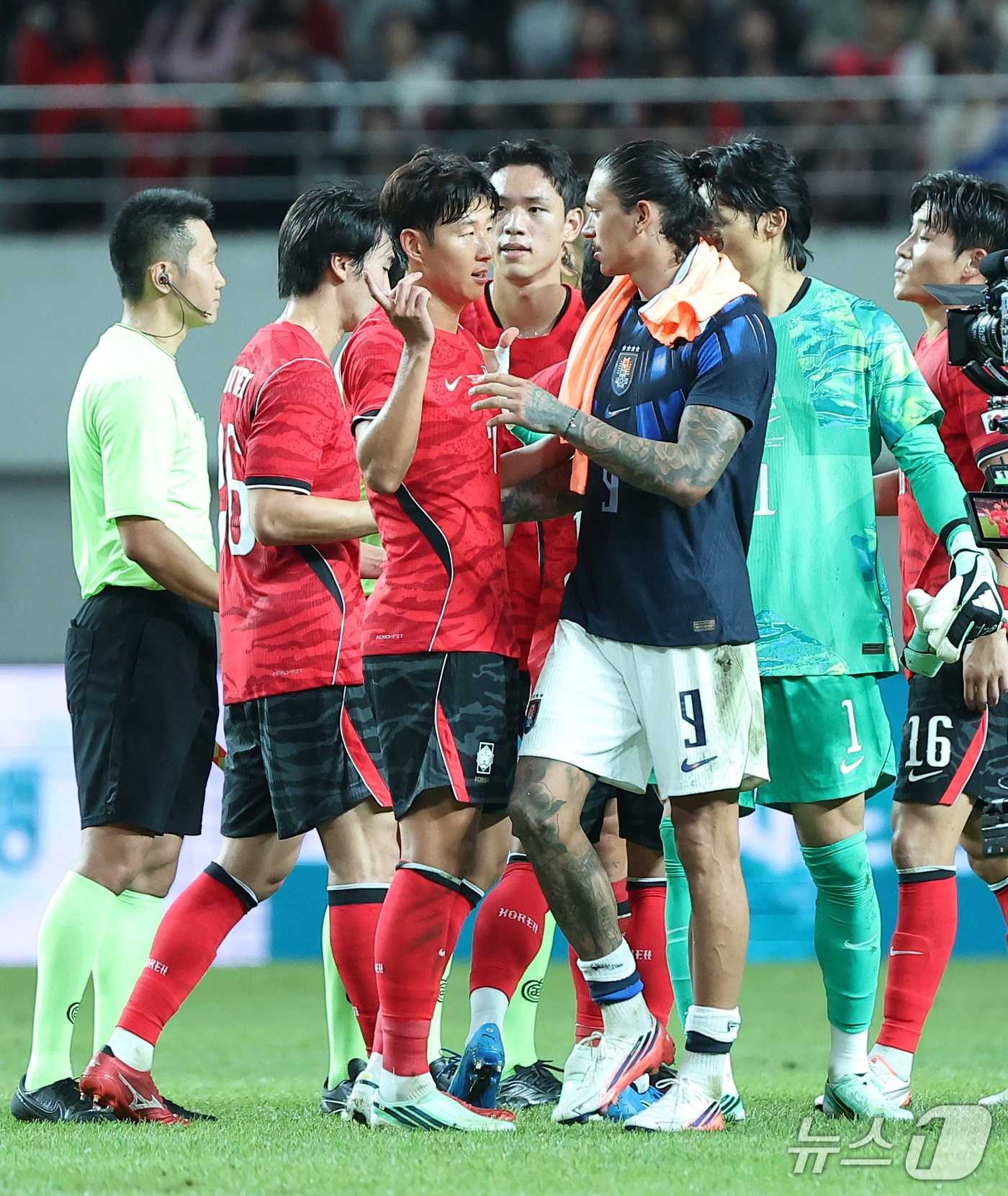 (서울=뉴스1) 김성진 기자 = 28일 서울 마포구 서울월드컵경기장에서 열린 축구 국가대표팀 평가전 대한민국과 우루과이의 경기에서 1-4로 패배한 대한민국 손흥민이 우루과이 다르윈 …