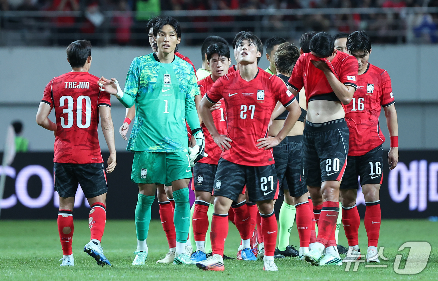 (서울=뉴스1) 김성진 기자 = 28일 서울 마포구 서울월드컵경기장에서 열린 축구 국가대표팀 평가전 대한민국과 우루과이의 경기에서 1-4로 패배한 대한민국 선수들이 아쉬워하고 있다 …
