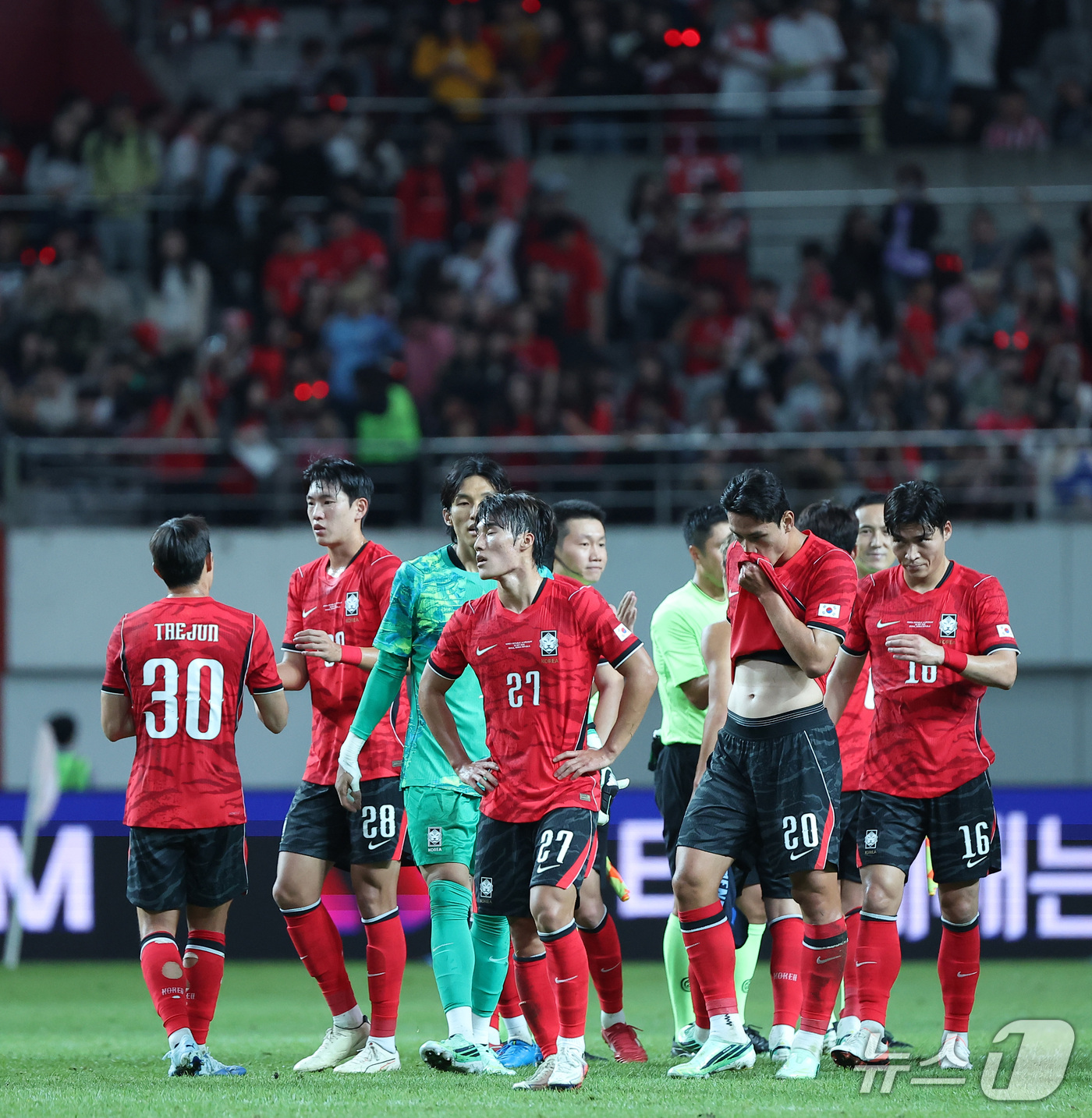 (서울=뉴스1) 김성진 기자 = 28일 서울 마포구 서울월드컵경기장에서 열린 축구 국가대표팀 평가전 대한민국과 우루과이의 경기에서 1-4로 패배한 대한민국 선수들이 아쉬워하고 있다 …