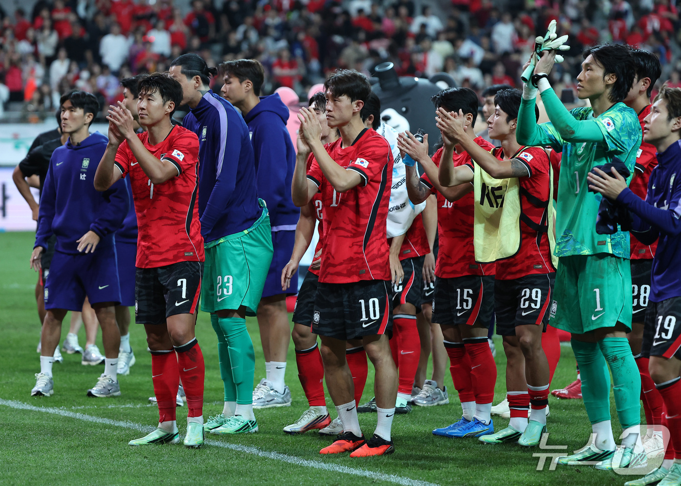 (서울=뉴스1) 김성진 기자 = 28일 서울 마포구 서울월드컵경기장에서 열린 축구 국가대표팀 평가전 대한민국과 우루과이의 경기에서 1-4로 패배한 대한민국 손흥민을 비롯한 선수들이 …