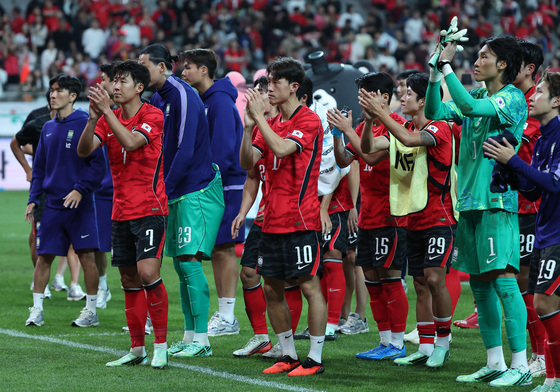 관중석 향해 인사하는 축구대표팀