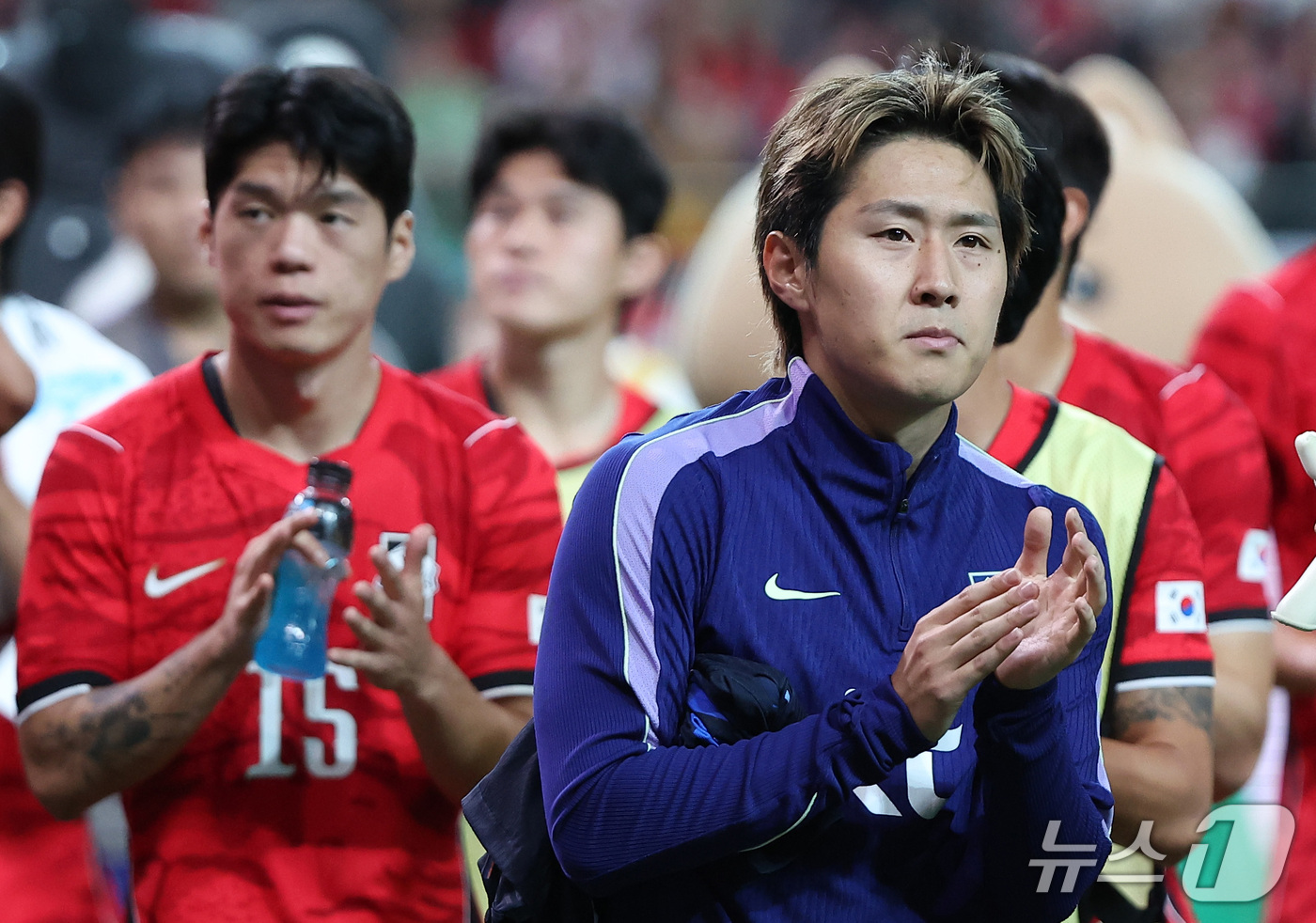 (서울=뉴스1) 김성진 기자 = 28일 서울 마포구 서울월드컵경기장에서 열린 축구 국가대표팀 평가전 대한민국과 우루과이의 경기에서 1-4로 패배한 대한민국 이강인이 관중석을 향해 …