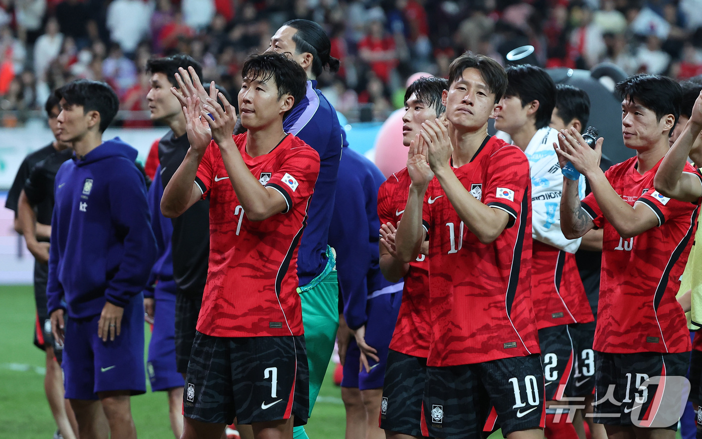(서울=뉴스1) 김성진 기자 = 28일 서울 마포구 서울월드컵경기장에서 열린 축구 국가대표팀 평가전 대한민국과 우루과이의 경기에서 1-4로 패배한 대한민국 손흥민을 비롯한 선수들이 …