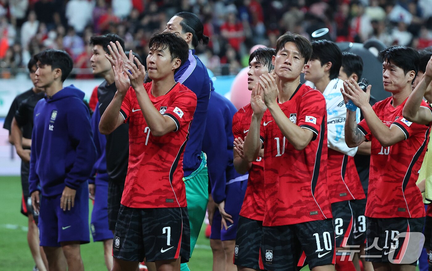 본문 이미지 - 6일 우즈베키스탄을 상대하는 축구대표팀.  ⓒ 뉴스1 김성진 기자