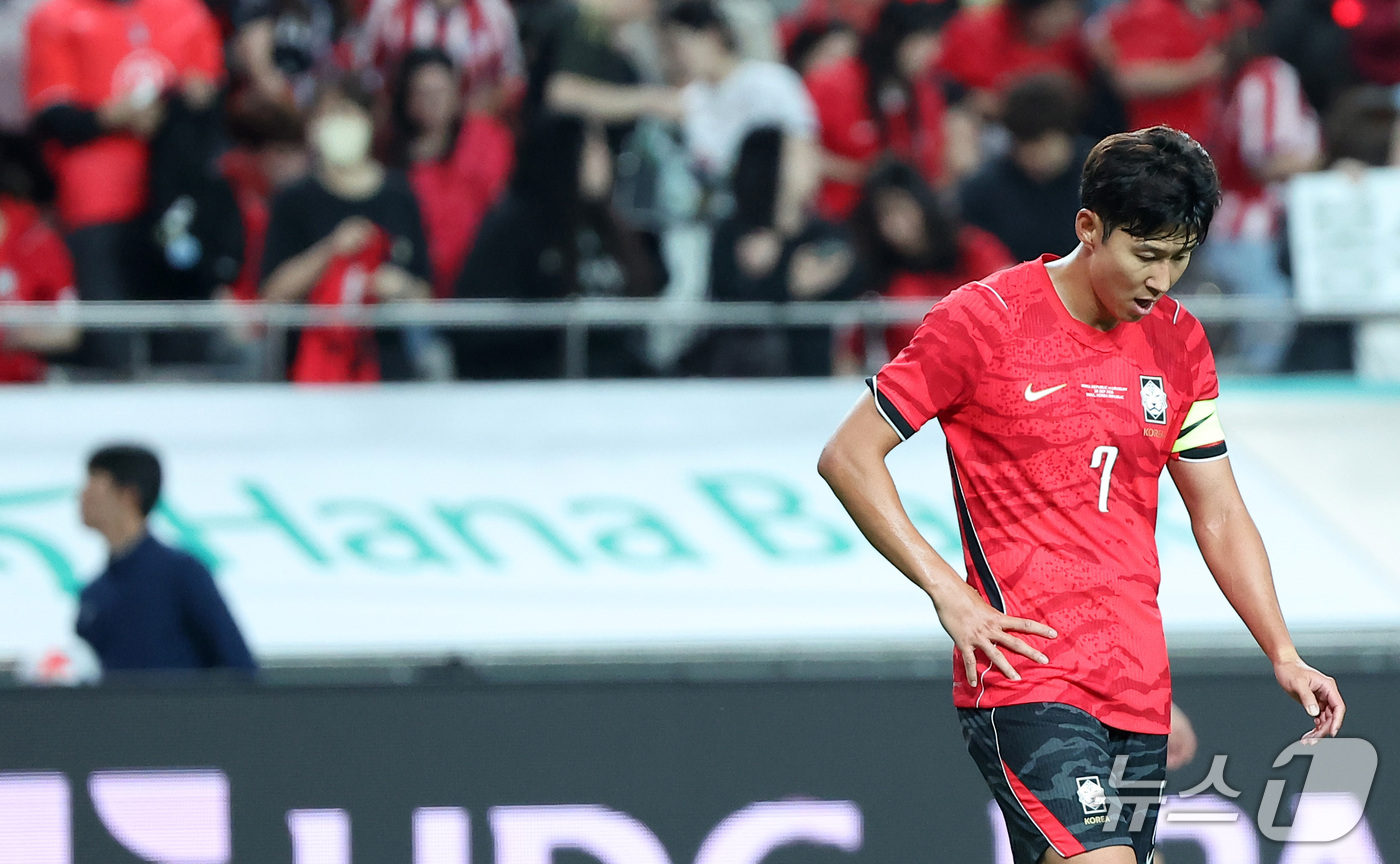 (서울=뉴스1) 김성진 기자 = 28일 서울 마포구 서울월드컵경기장에서 열린 축구 국가대표팀 평가전 대한민국과 우루과이의 경기에서 1-4로 패배한 대한민국 손흥민이 아쉬워하고 있다 …