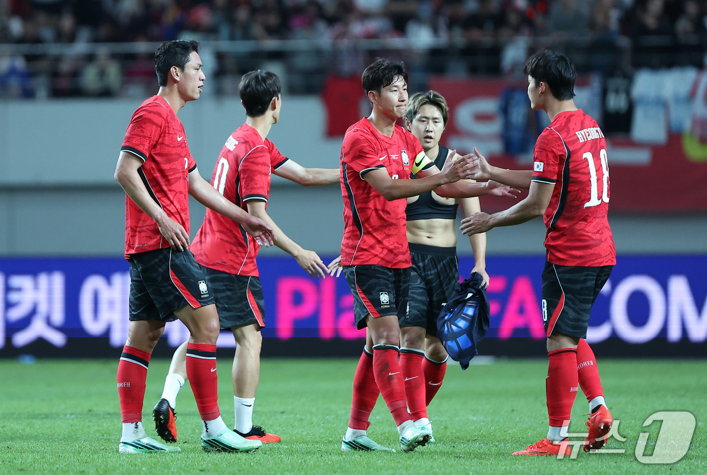 (서울=뉴스1) 김성진 기자 = 28일 서울 마포구 서울월드컵경기장에서 열린 축구 국가대표팀 평가전 대한민국과 우루과이의 경기에서 1-4로 패배한 대한민국 손흥민이 동료 선수들과 …