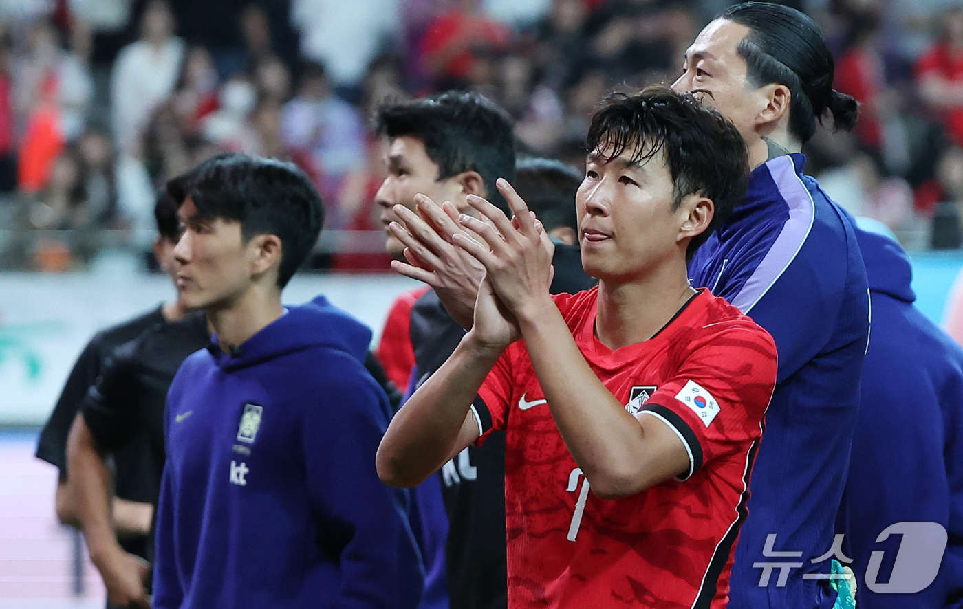 (서울=뉴스1) 김성진 기자 = 28일 서울 마포구 서울월드컵경기장에서 열린 축구 국가대표팀 평가전 대한민국과 우루과이의 경기에서 1-4로 패배한 대한민국 손흥민이 관중석을 향해 …
