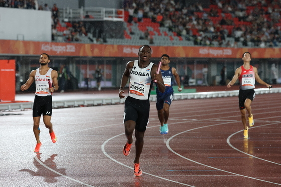400m 계주 결승 역주하는 비웨사