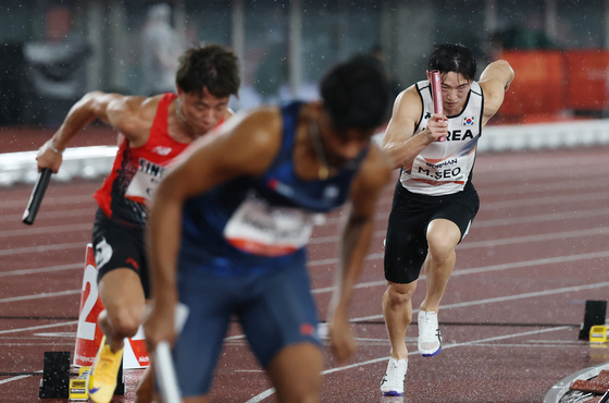 남자 육상 400m 계주 역주하는 서민재